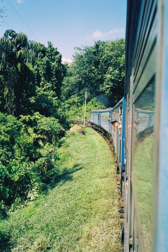 Sri-Lanka-Travel-Guide-Train